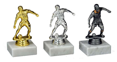 Drei Fußballfiguren der 3er-Serie 120 mm PK759850-3 von Fußballspielern in den Farben Gold, Silber und Bronze, jeweils auf einem Sockel aus weißem Marmor stehend und aus hochwertigem Material mit exklusivem Design gefertigt.